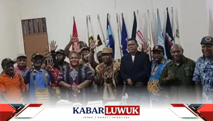 Ketua KPU Papua Tengah Terima Berkas Calon Independen Isaias Douw