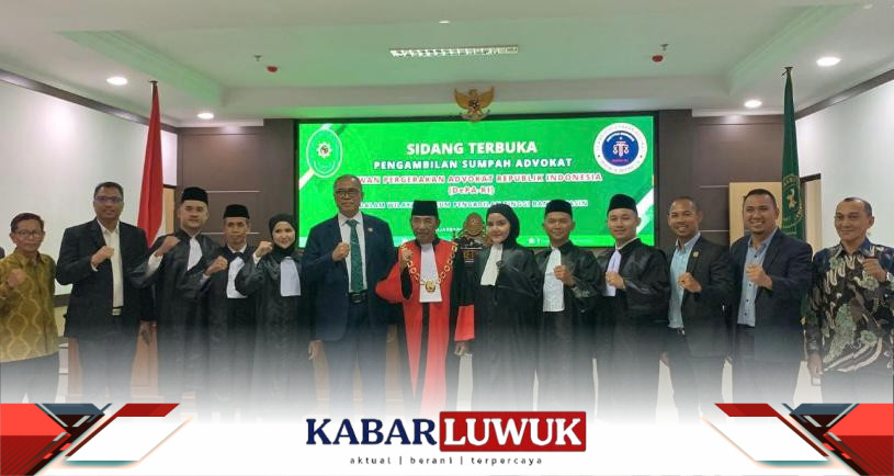Ketua Pengadilan Tinggi Banjarmasin Dr. H. Gusrizal, SH., M.Hum (tengah) dan Ketum DePA-RI Dr. TM Luthfi Yazid, SH, LL.M (di sebelah kirinya) bersama para advokat usai acara pengambilan sumpah Advokat DePA-RI di Banjarmasin, Jumat 4 Oktober 2024 (Foto: Humas DePA-RI)