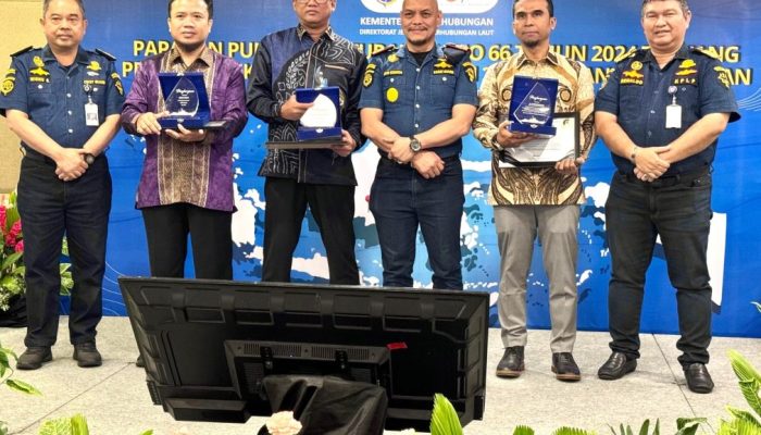 Lestarikan Lingkungan Perairan Pelabuhan, DSLNG Raih Penghargaan dalam Penanggulangan Pencemaran