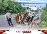 Rem Blong di Tanjakan Bukit Halimun, Mobil Angkut Kayu Terbalik