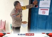 Polsek Toili Tempelkan Stiker Pilkada Damai Jelang Voting Day PSU