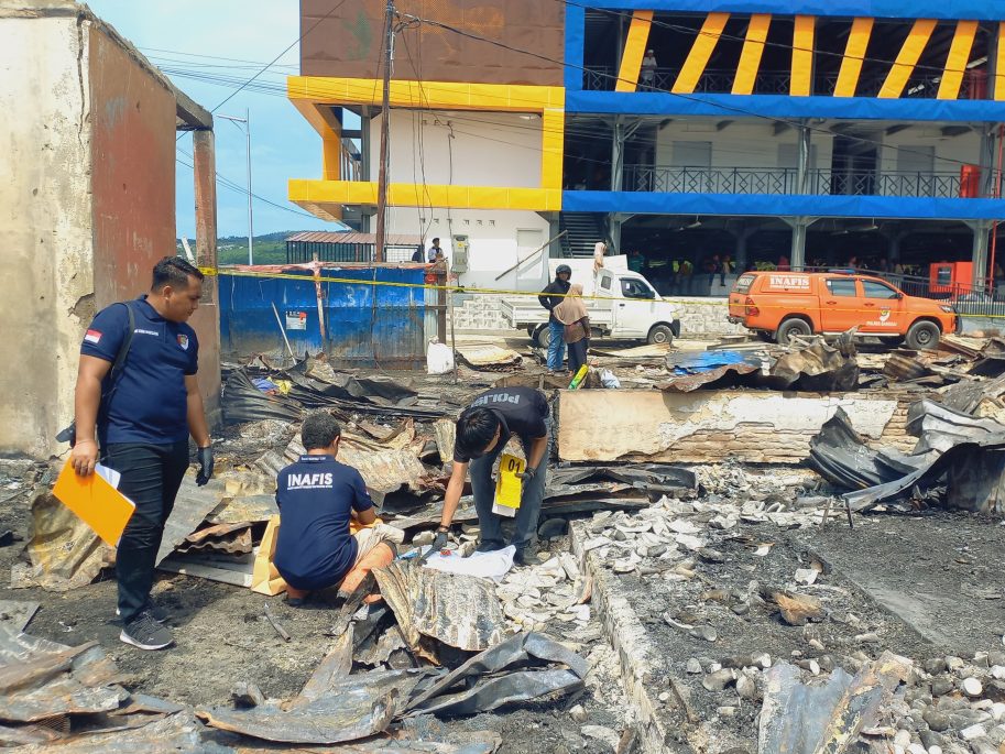 Tim Inafis Polres Banggai Olah TKP Kebakaran Pasar Simpong