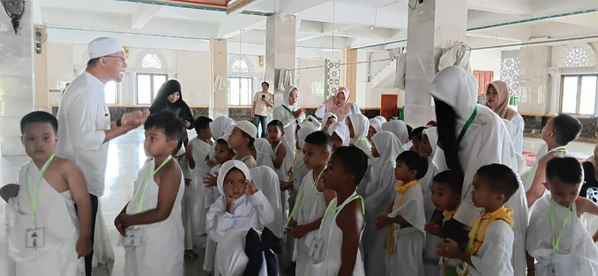 PAUD Kasih Ibu Kilongan Gelar Manasik Haji di Masjid Agung An Nur Luwuk