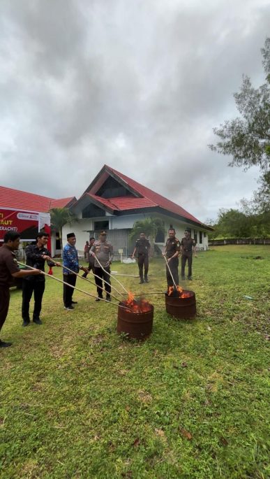 Kejaksaan Negeri Banggai Laut Musnahkan Barang Bukti 17 Perkara Tindak Pidana