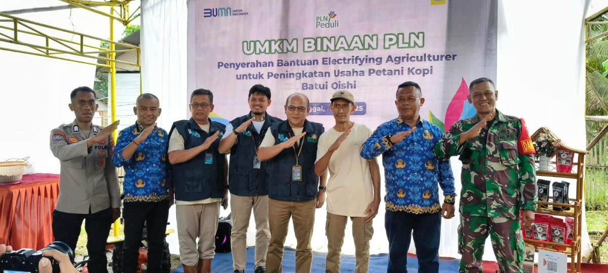 PLN Dukung Perekonomian Petani Banggai Lewat Program Kopi Batui Menanam Harapan di Bawah Menara