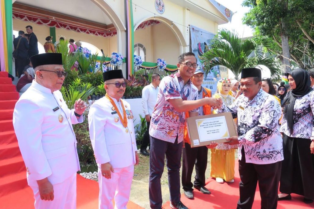 JOB Tomori Serahkan Bantuan Laptop untuk Tingkatkan Kualitas Pembelajaran di Banggai