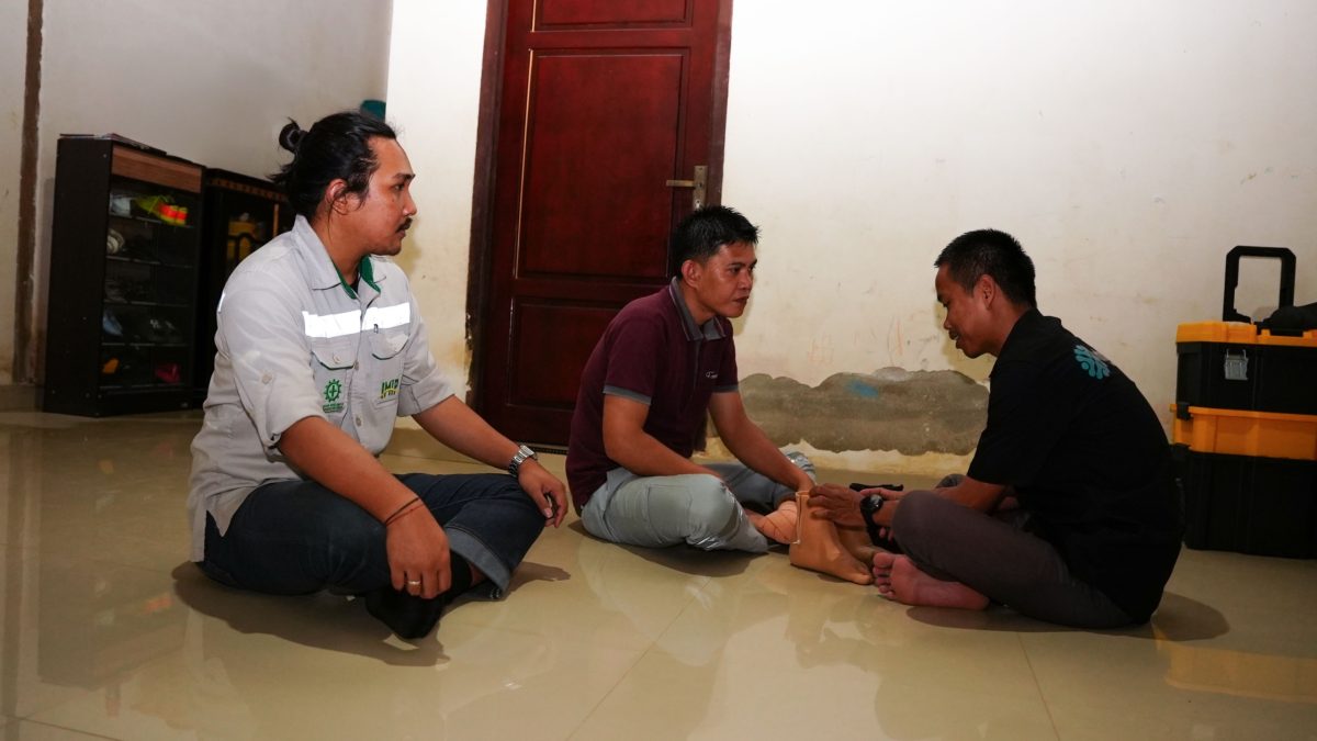 Peduli Disabilitas, PT IMIP Berikan Bantuan Kaki Palsu
