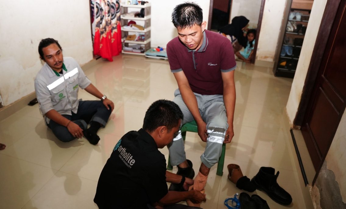 Peduli Disabilitas, PT IMIP Berikan Bantuan Kaki Palsu
