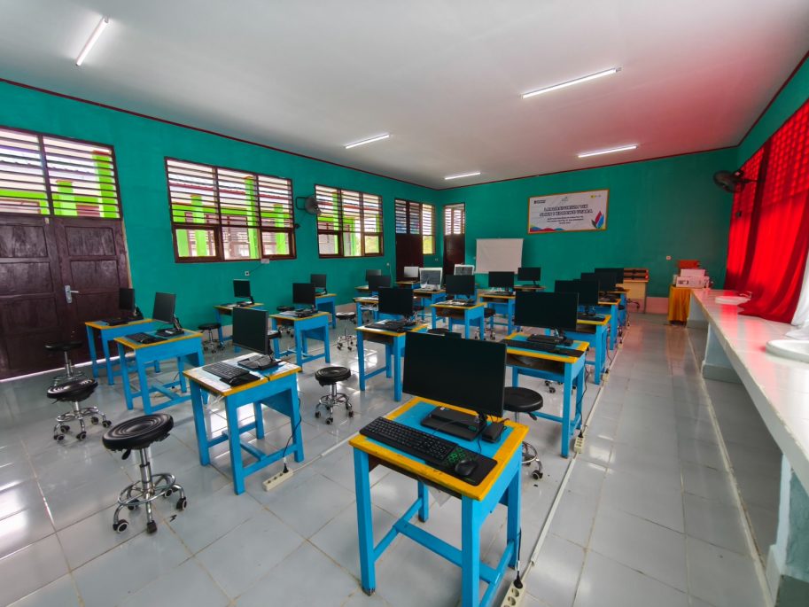 PLN Bangun Laboratorium TIK di SMKN 1 Konawe, Akhiri Perjalanan 30 Kilometer Bagi Siswa dan Guru