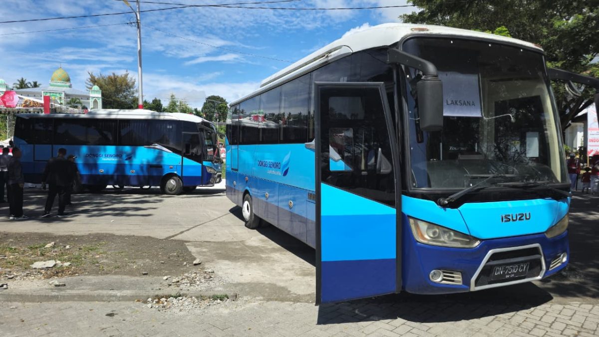 DSLNG Kembali Hibahkan Dua Unit Bus Operasional di Hari Kemerdekaan RI