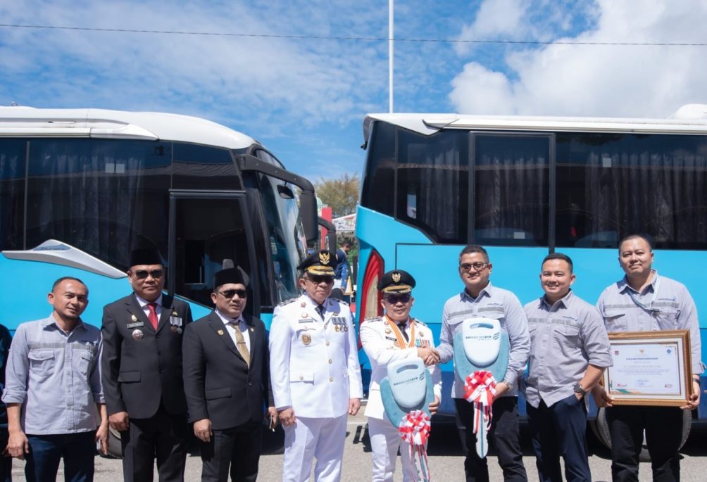DSLNG Kembali Hibahkan Dua Unit Bus Operasional di Hari Kemerdekaan RI