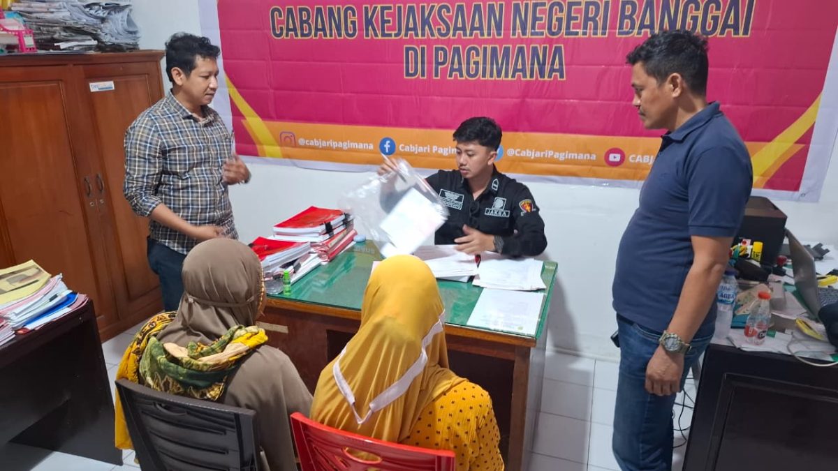 Polsek Pagimana Serahkan Dua Emak-emak Tersangka Kasus Pencurian Bersama ke Kejari Banggai