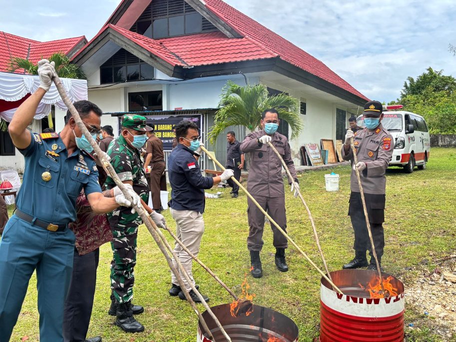 Kejari Banggai Laut Musnahkan Barang Bukti 14 Perkara yang Telah Inkracht