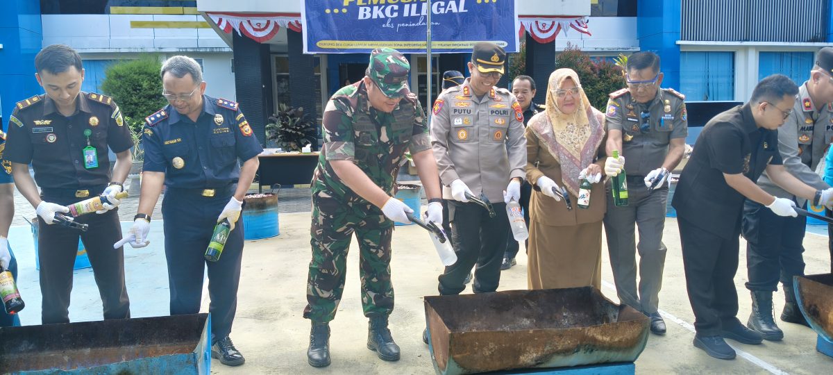 Bea Cukai Luwuk Musnahkan Rokok dan Miras Ilegal Senilai Ratusan Juta Rupiah