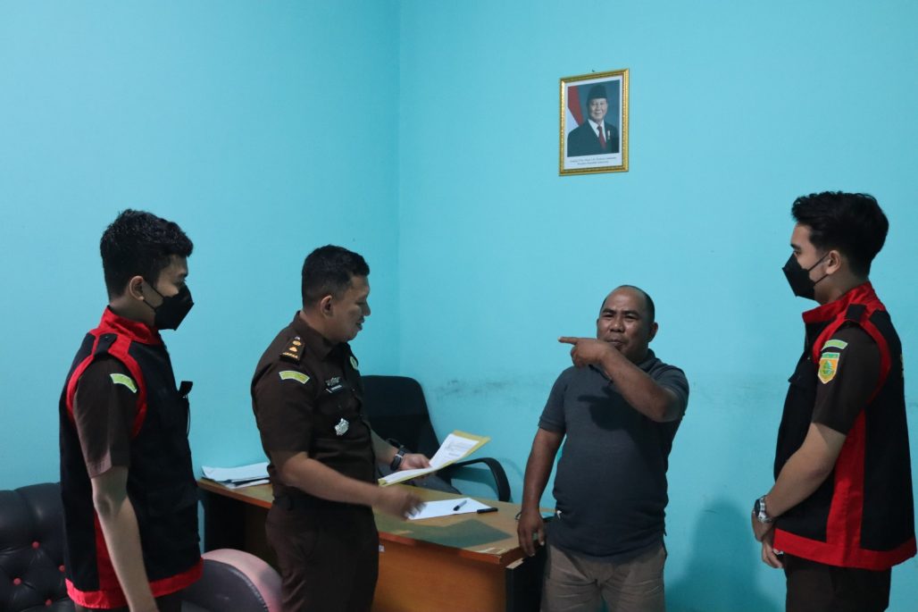 Kejari Banggai Laut Gaspol Usut Dugaan Korupsi, Lakukan Penggeledahan di PDAM dan Kantor Desa Tinakin Laut