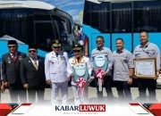 DSLNG Kembali Hibahkan Dua Unit Bus Operasional di Hari Kemerdekaan RI