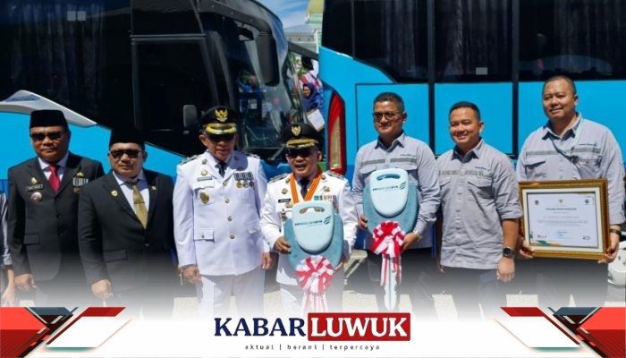 DSLNG Kembali Hibahkan Dua Unit Bus Operasional di Hari Kemerdekaan RI