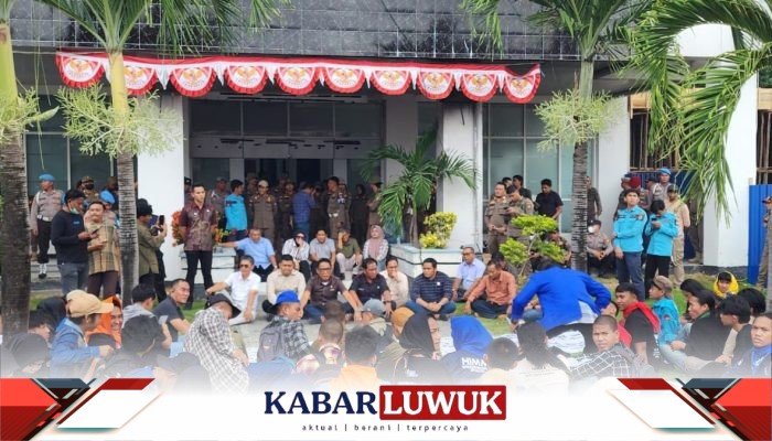Mahasiswa Banggai Kepung DPRD, Arif Tjatjo Dibuat Tak Berdaya