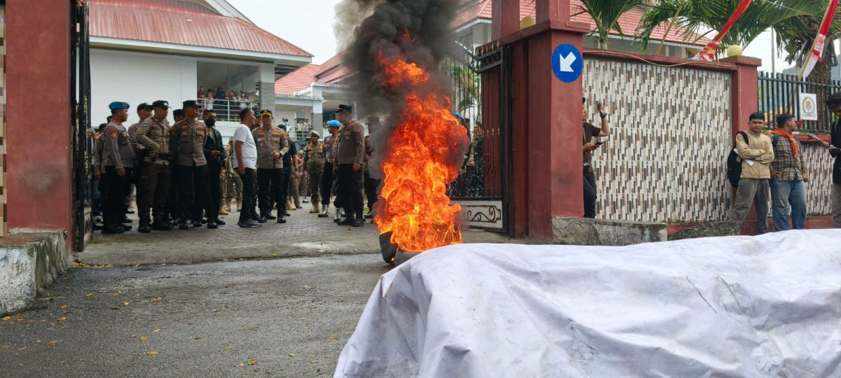 DPRD Banggai Janji Akomodir 10 Tuntutan Massa AMARAH