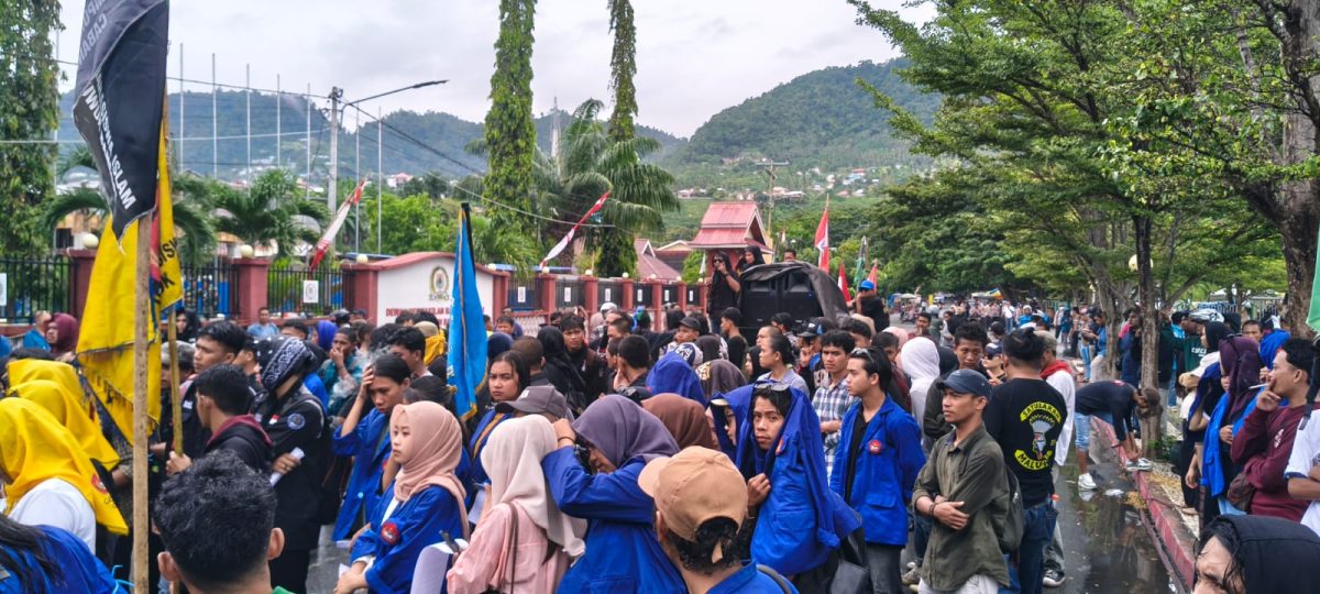 AMARAH Soroti Anggaran Fantastis APBD Banggai, Massa Bakar Ban di Depan DPRD