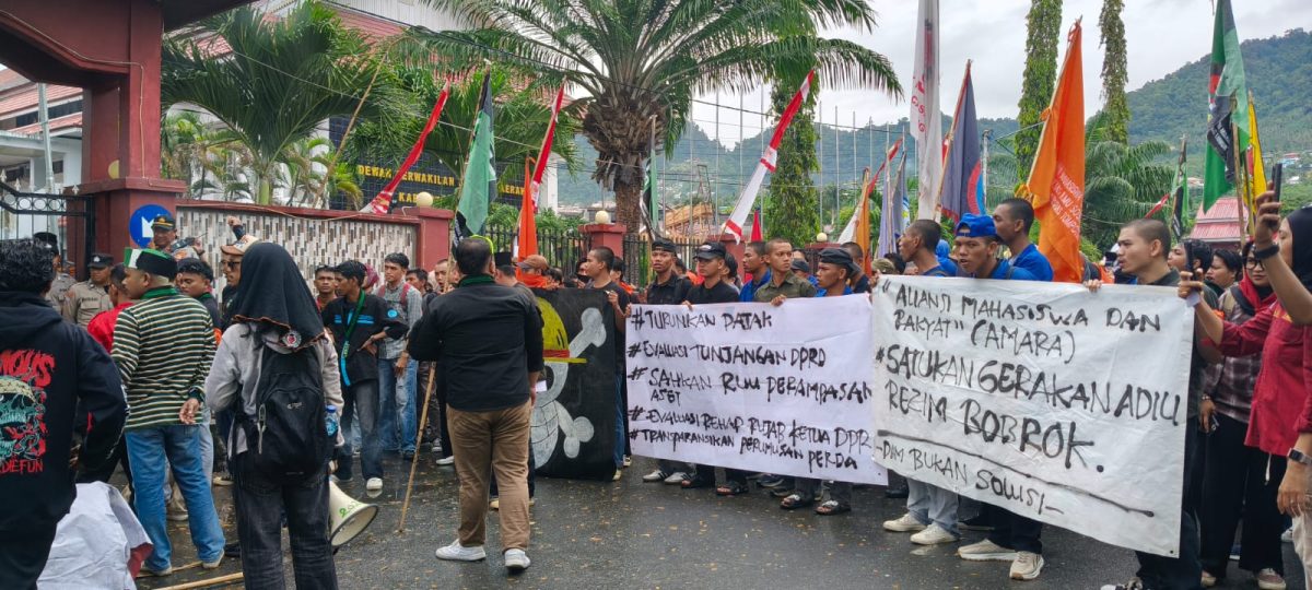 AMARAH Soroti Anggaran Fantastis APBD Banggai, Massa Bakar Ban di Depan DPRD