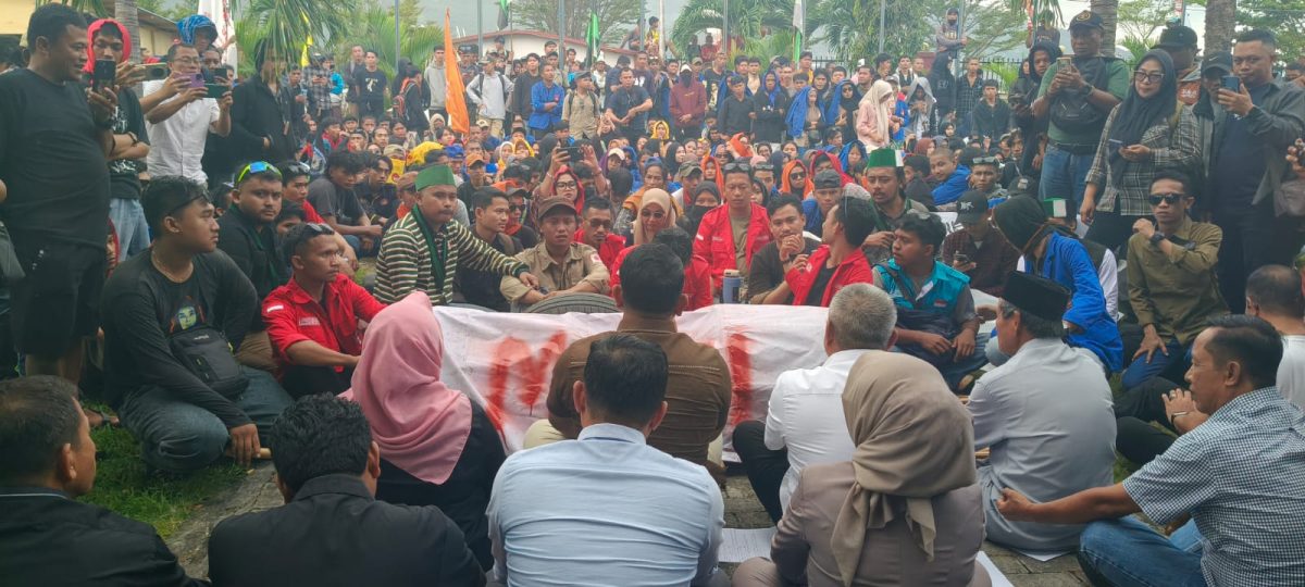 DPRD Banggai Janji Akomodir 10 Tuntutan Massa AMARAH