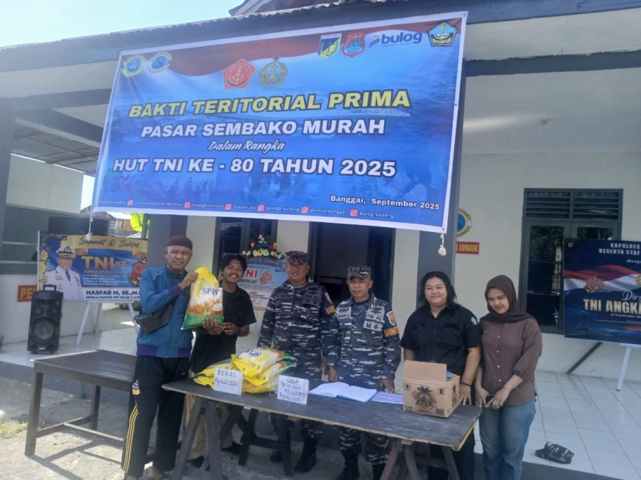 Bakti Teritorial Prima HUT TNI ke 80 Pos AL Luwuk Gelar Pasar Sembako Murah