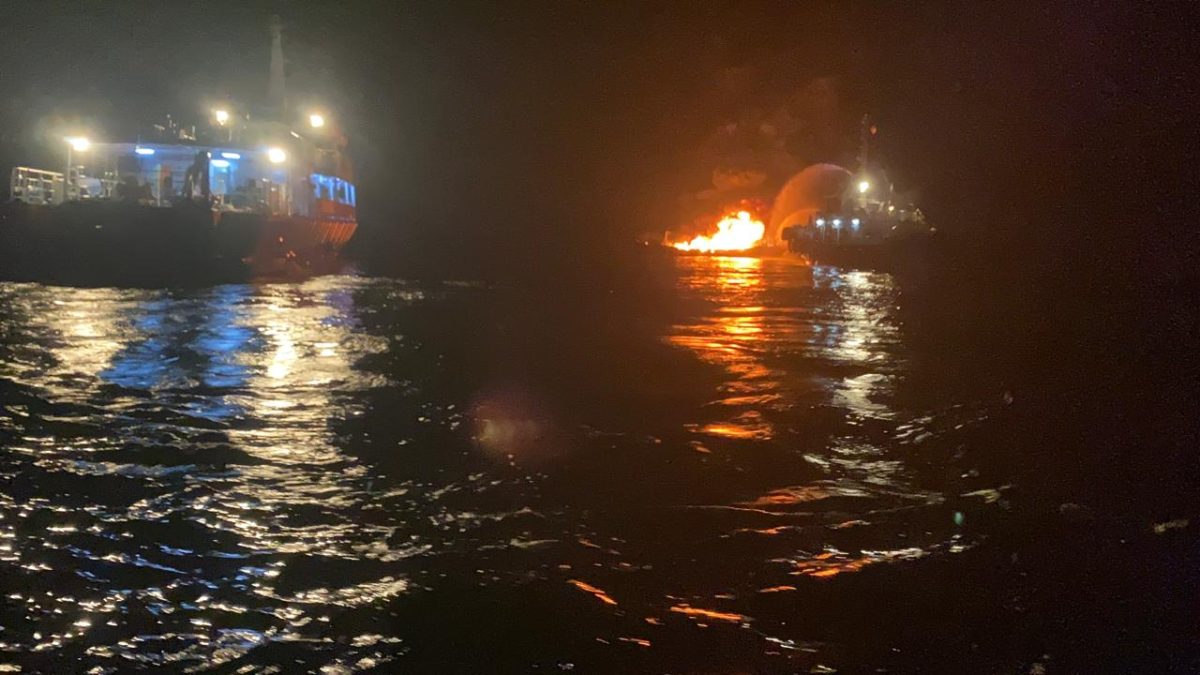 Operasi SAR KLM Maryam Indah Terbakar di Perairan Luwuk Sulteng