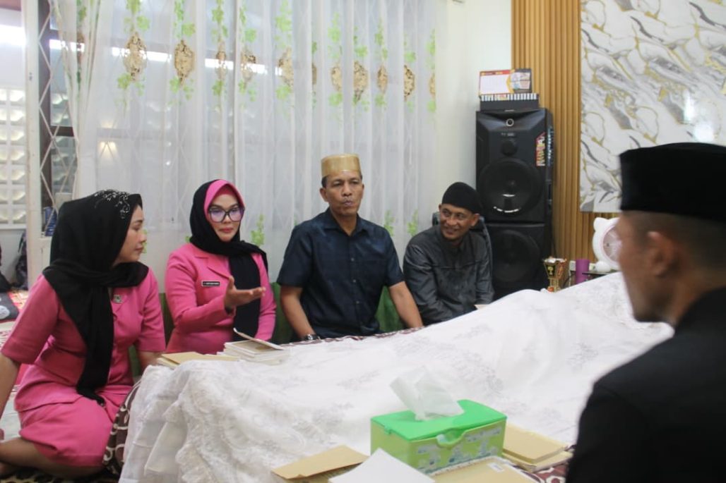 Khidmat dan Haru, Wakapolda Sulteng Hadiri Persemayaman AKBP (Purn) Sugeng Lestari