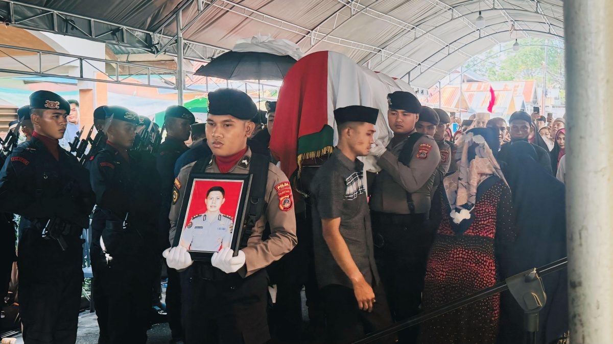 Khidmat dan Haru, Wakapolda Sulteng Hadiri Persemayaman AKBP (Purn) Sugeng Lestari
