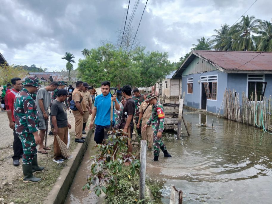 Koramil Salakan Gelar Karya Bakti Pasca Banjir di Desa Lalong Bangkep