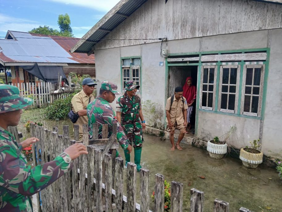 Koramil Salakan Gelar Karya Bakti Pasca Banjir di Desa Lalong Bangkep