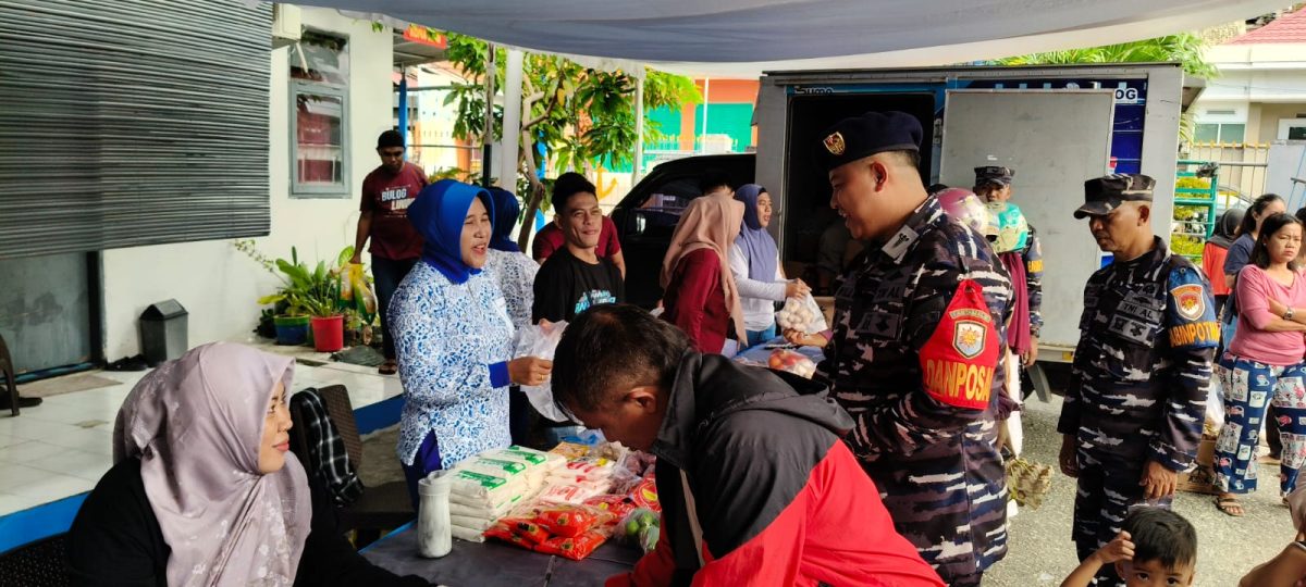 Peringati HUT TNI ke 80, Posal Luwuk Lanal Palu berkolaborasi dengan Pemda Banggai Gelar Pasar Sembako Murah