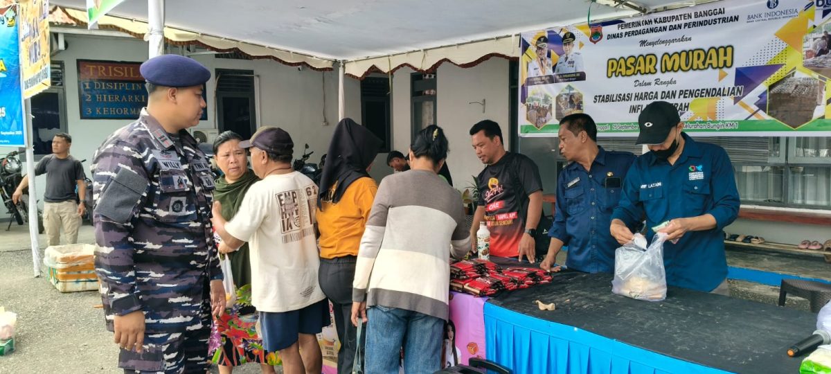 Peringati HUT TNI ke 80, Posal Luwuk Lanal Palu berkolaborasi dengan Pemda Banggai Gelar Pasar Sembako Murah