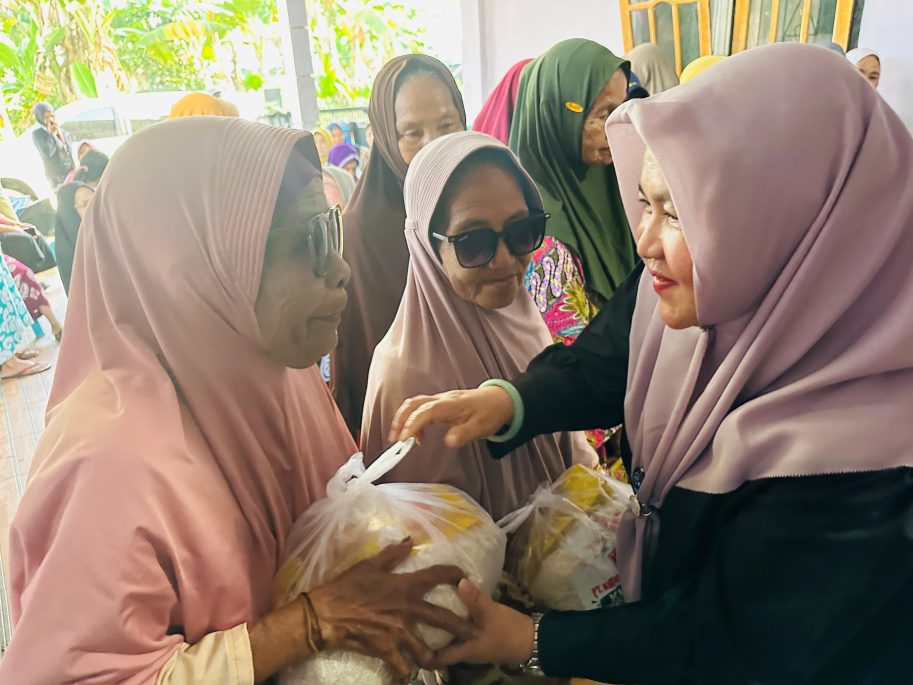 CEO PT KLS Salurkan Sembako untuk Kaum Dhuafa di Kecamatan Masama