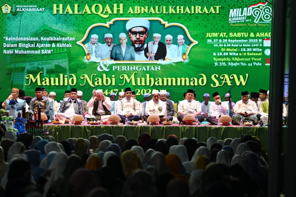 Gubernur Anwar Hafid Serahkan 1.000 Paket Sembako untuk Guru Alkhairaat pada Puncak Milad ke-98