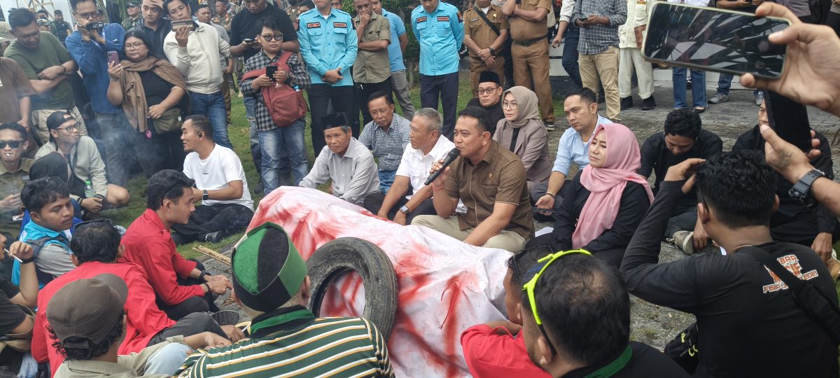 Golkar Dinilai Takut Temui Massa Aksi, 11 Aleg DPRD Banggai Kompak Tak Hadir