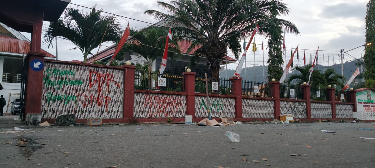 Mahasiswa Sebut DPRD Banggai “Pengkhianat Rakyat”, Ketua DPRD Tak Berani Temui Massa