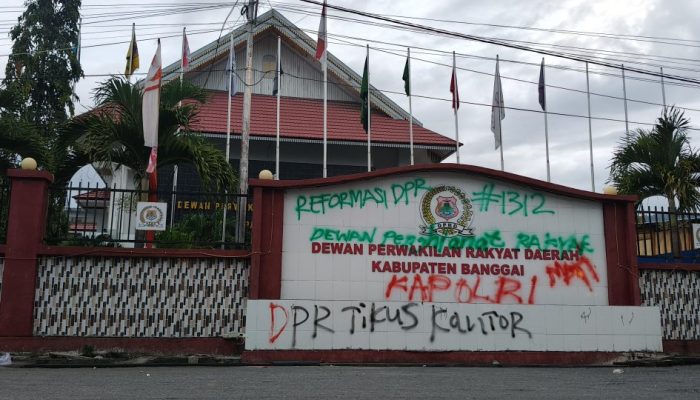 Mahasiswa Sebut DPRD Banggai “Pengkhianat Rakyat”, Ketua DPRD Tak Berani Temui Massa