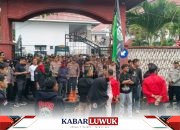 AMARAH Soroti Anggaran Fantastis APBD Banggai, Massa Bakar Ban di Depan DPRD