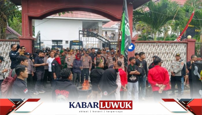AMARAH Soroti Anggaran Fantastis APBD Banggai, Massa Bakar Ban di Depan DPRD