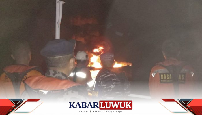Prajurit Posal Luwuk Bantu Padamkan Kebakaran KM Maryam