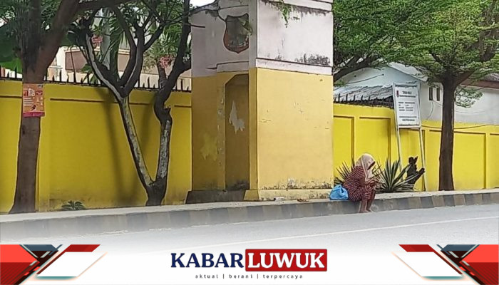 Ironi Rumah Jabatan Ketua DPRD Banggai Miliaran, Pengemis Buta Bersandar di Temboknya