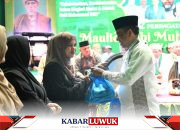 Gubernur Anwar Hafid Serahkan 1.000 Paket Sembako untuk Guru Alkhairaat pada Puncak Milad ke-98