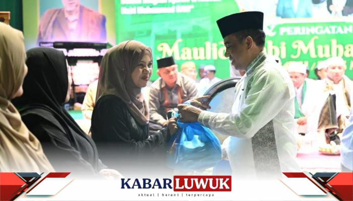 Gubernur Anwar Hafid Serahkan 1.000 Paket Sembako untuk Guru Alkhairaat pada Puncak Milad ke-98