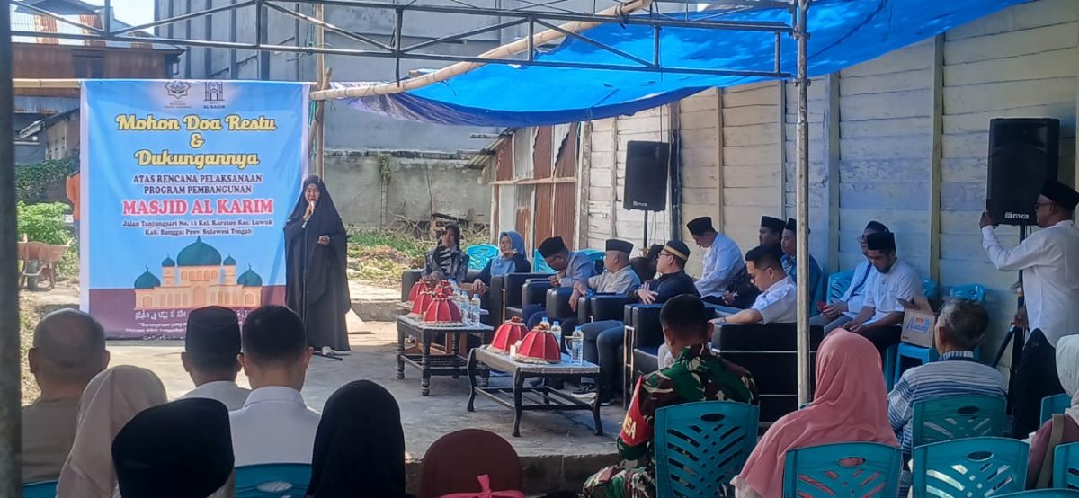 Wardani Murad Bersama Suami Letakan Batu Pertama Pembangunan Masjid Al-Karim