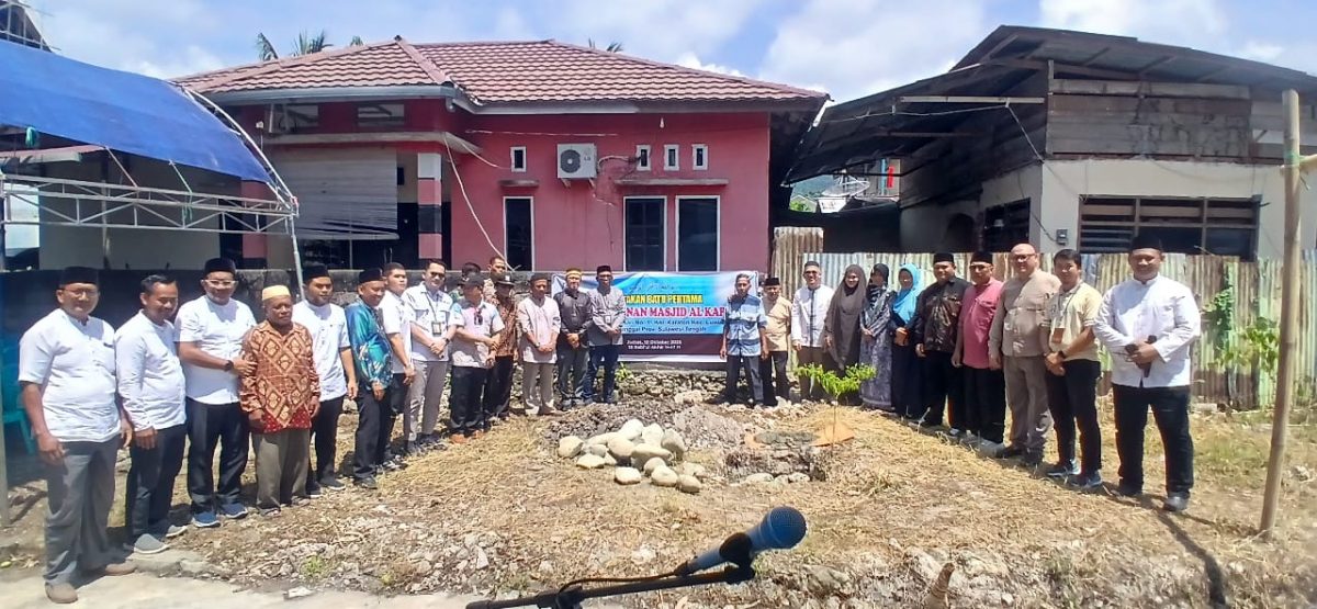 Wardani Murad Bersama Suami Letakan Batu Pertama Pembangunan Masjid Al-Karim