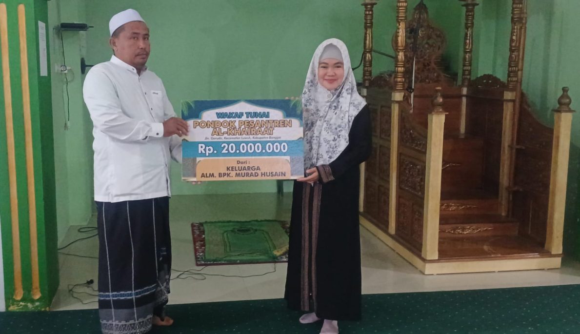 Wardani Murad Salurkan Zakat di Ponpes Alkhairat Luwuk, Beri Pesan Motivasi kepada Santri