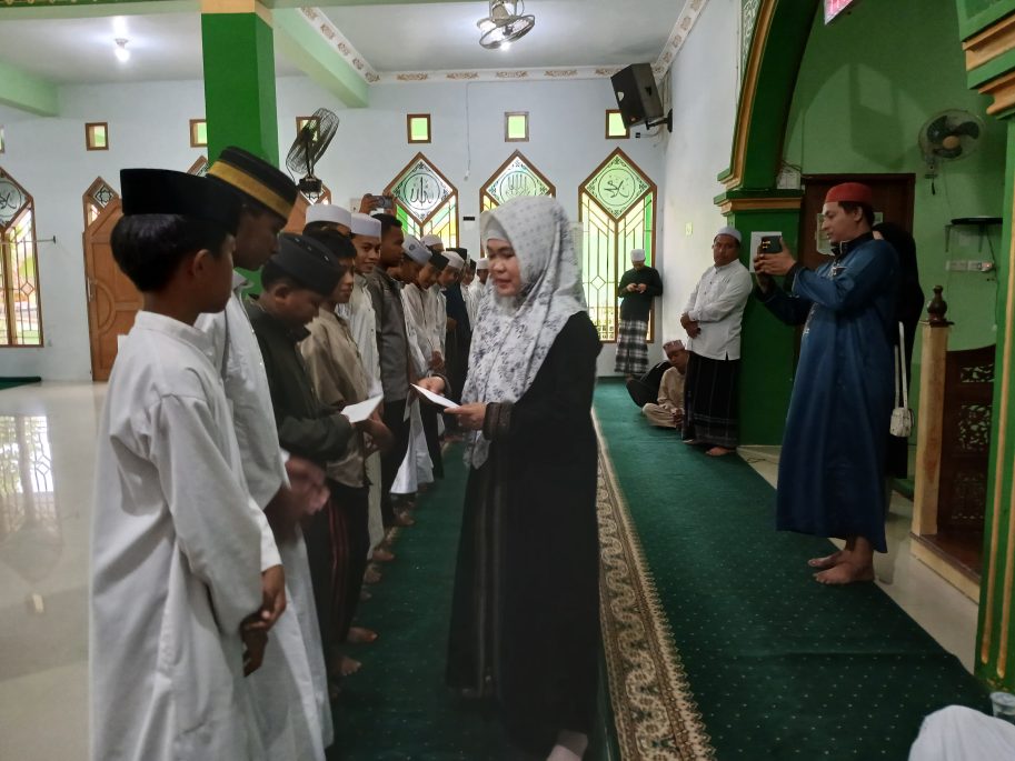 Wardani Murad Salurkan Zakat di Ponpes Alkhairat Luwuk, Beri Pesan Motivasi kepada Santri