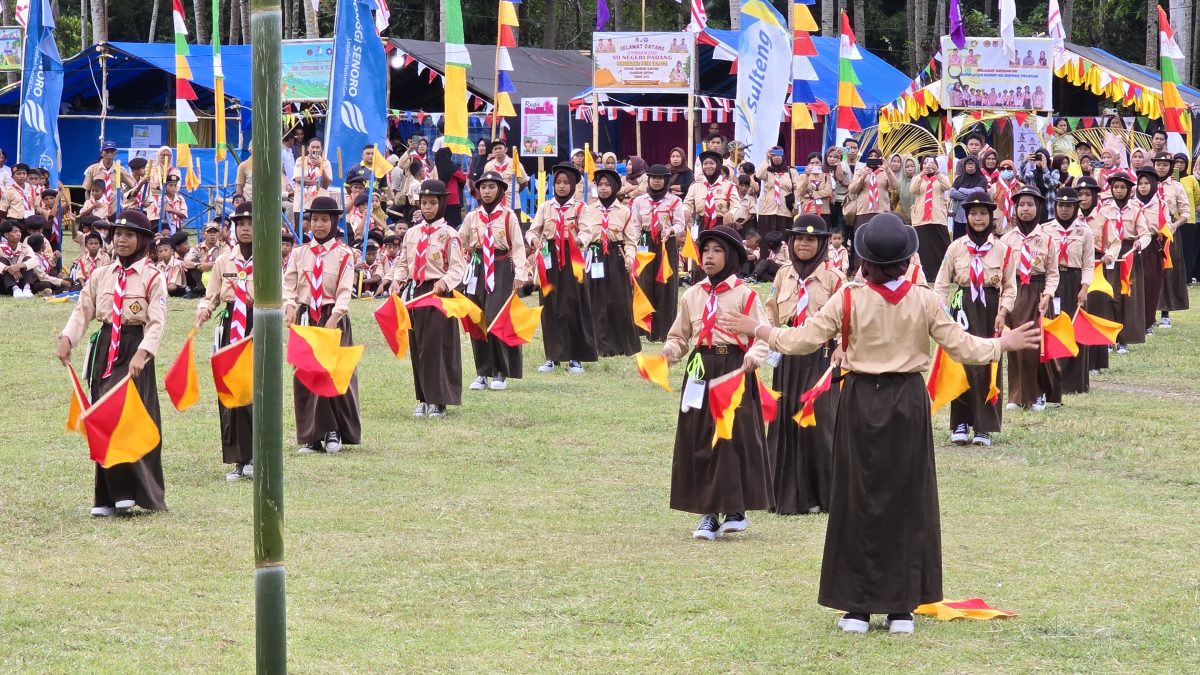 DSLNG dan Pramuka Kwarran Kintom Tanam 500 Bibit Pohon di Babang Buyangge